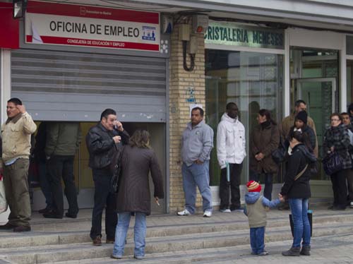 Spaniolii parasesc Spania. Urmeaza romanii