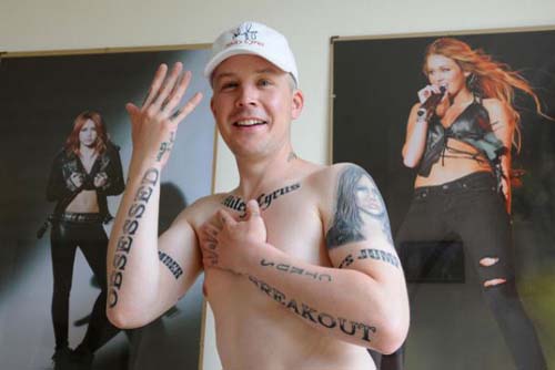 Si-a facut 15 tatuaje cu Miley Cyrus
