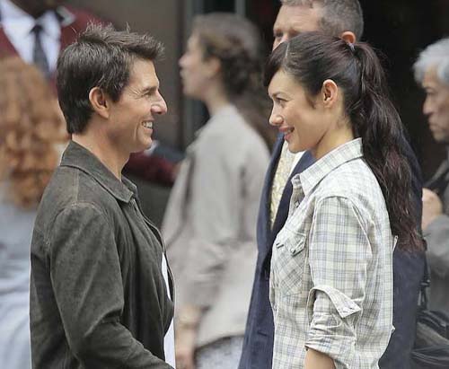Tom Cruise se consoleaza cu Olga Kurylenko
