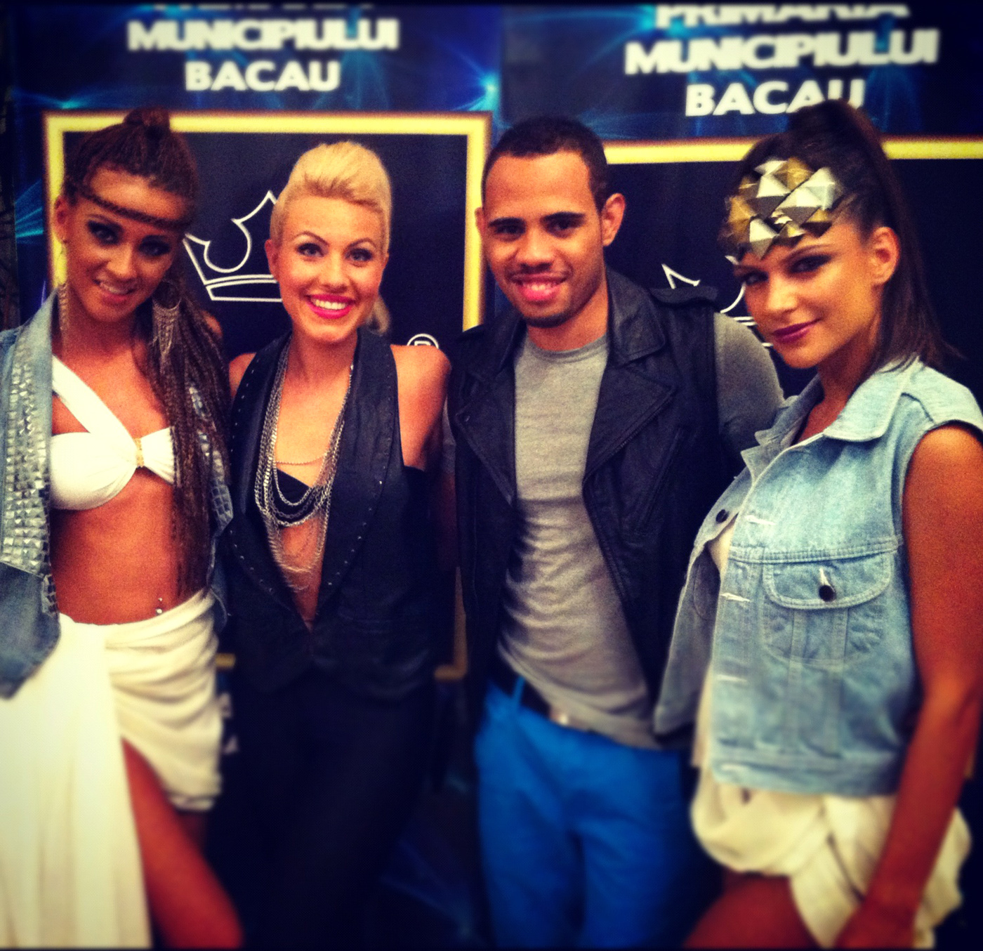 Amna a cantat cu sosia lui Chris Brown
