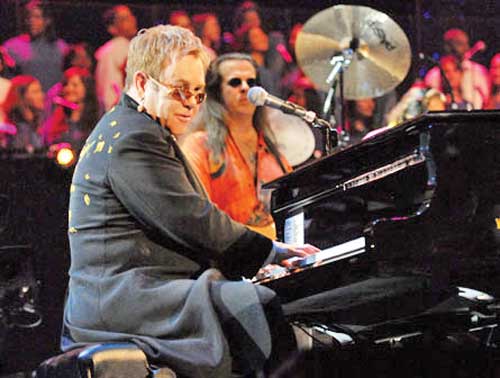 Basistul lui Elton John si-a tras un glont in cap