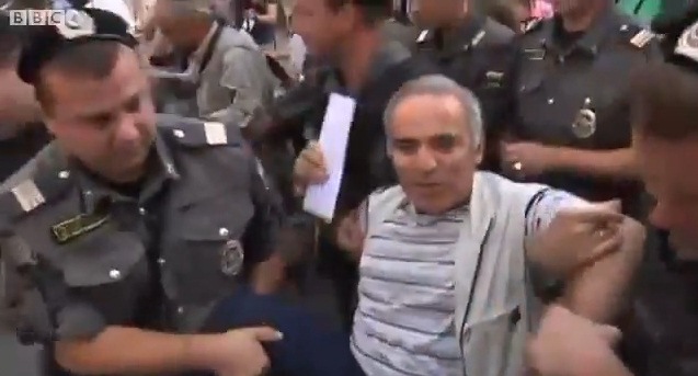 Garry Kasparov, arestat in urma unui protest de solidaritate cu Pussy Riot