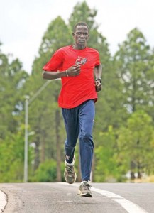 Guor Marial, 28, runs along the streets of Flagstaff, Arizona - Ziarul National