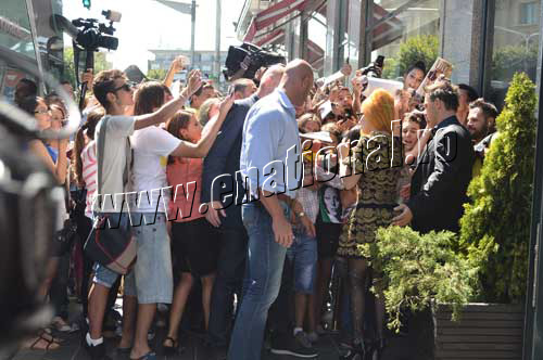 Lady Gaga, concert pe scena, dar si in spatele ei! – VIDEO