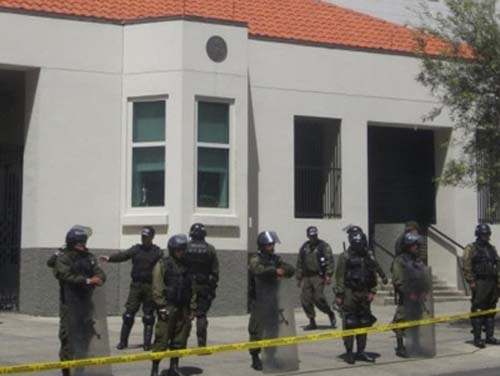 Doua tone de uraniu, langa Amabasada SUA