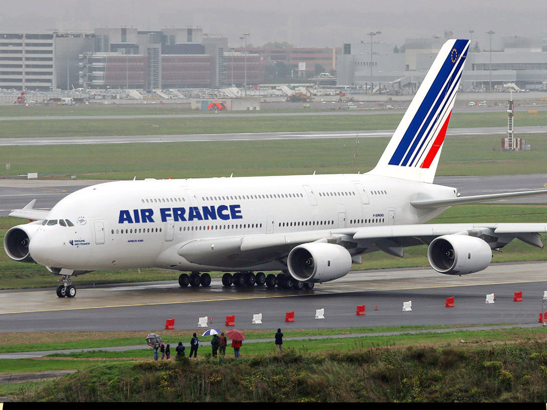 Doua avioane care ar fi trebuit sa ajunga la Paris, deviate in urma unor apeluri cu amenintari