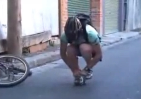 Merge fara probleme pe cea mai mica bicicleta din lume! -VIDEO
