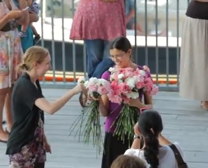 Cerere in casatorie, flashmob cu flori. Ti se pare cea mai speciala? – VIDEO