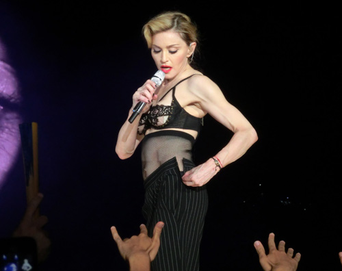 Elton John, gelos pe Madonna: Arata ca o stripteuza de balci!