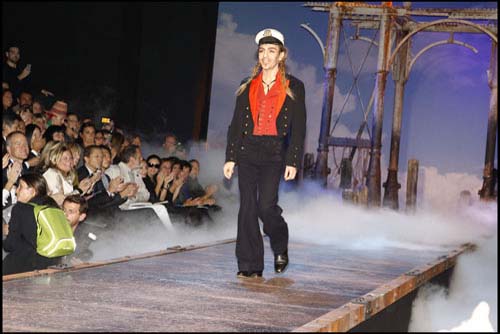 John Galliano se lupta parte-n parte cu Dior