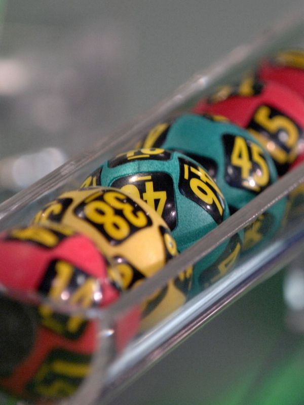 NUMERE LOTO (23 august 2012): Numerele castigatoare Loto 6/49, Joker si Noroc