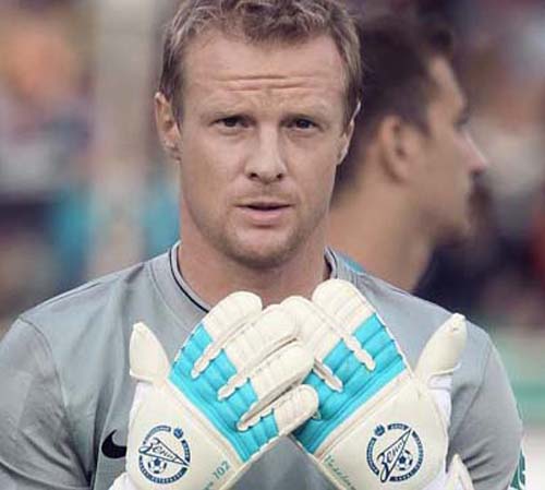 Portarul lui Zenit se retrage din fotbal dupa ce i-a murit sotia intr-un accident auto!