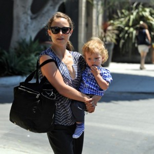 Natalie Portman, Her Son Alpeh, And Rashida Jones Spend a Day Together in Los Angeles - Ziarul National