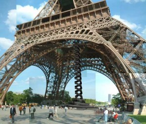 turisti-turnul-Eiffel - Ziarul National
