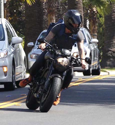 Beckham merge la meciuri cu motocicleta