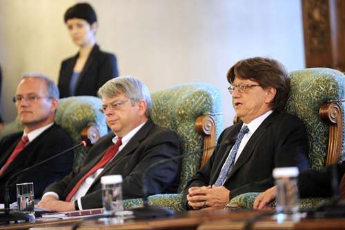 FMI cere Romaniei sa se indatoreze mai scump