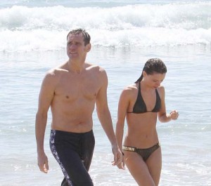Exclusive... Jim Carrey and His Hot New Girlfriend Take to the Waves - Ziarul National