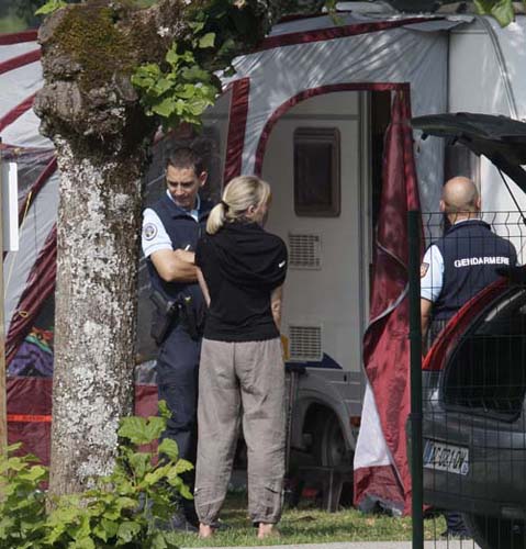 O fetita de 4 ani a asteptat 8 ore criminalistii langa cadavre