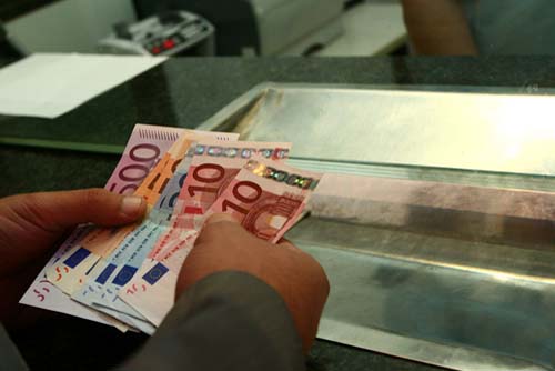 Legea restituirii taxei auto, promulgata de Traian Basescu