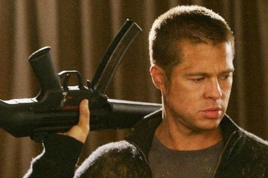 Brad Pitt se simte mai in siguranta cu pistolul sub perna