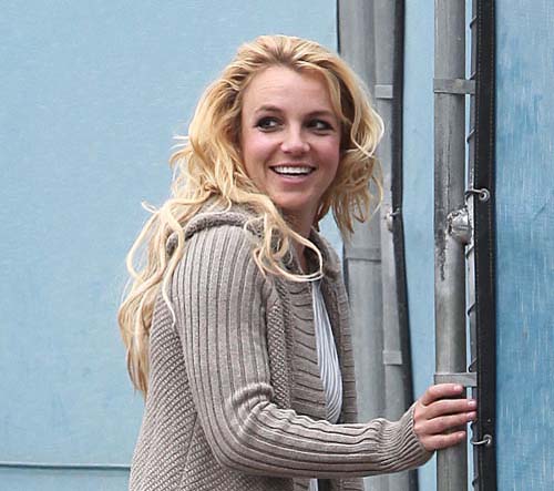 Simon Cowell i-a declarat razboi: “Britney, treci la spalat ca duhnesti!
