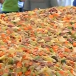 Romania, in Cartea Recordurilor cu cea mai mare salata din lume! -VIDEO