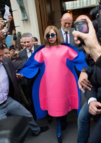 Lady GaGa, pusa la slabit de casa de discuri