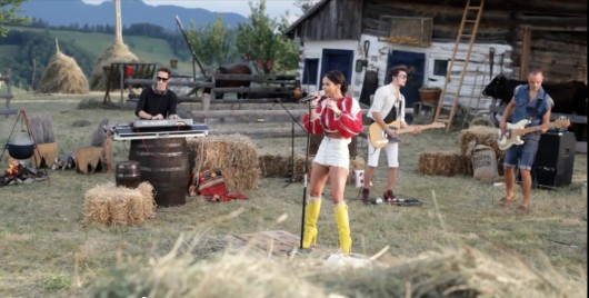 „Oh, no”: Inna canta „INNdiA”. Live in fân, in curtea bunicii! -VIDEO