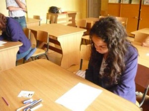 elevii isi plange notele primite la bac 2012 toamna - Ziarul National