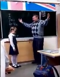 Profesor din Rusia, pocnit de o eleva scoasa la tabla -VIDEO
