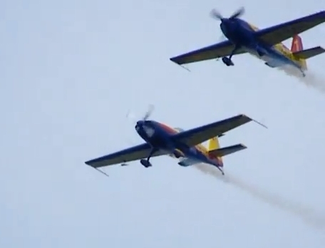 Spectacol aeronautic pe Lacul Morii din Capitala -VIDEO