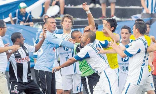 Mai ceva ca in Vestul Salbatic: cafteala si 17 „rosii” la un meci din Uruguay!