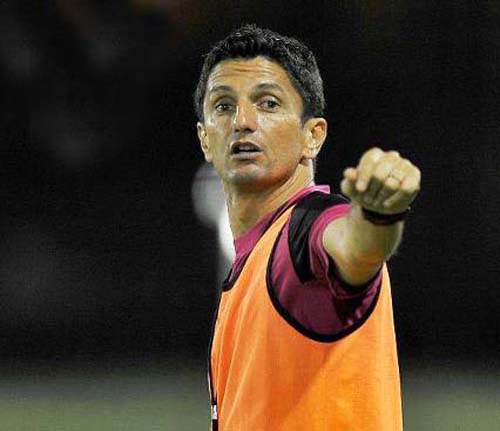 Fotbalistii de la El Jaish sar in apararea lui Razvan Lucescu