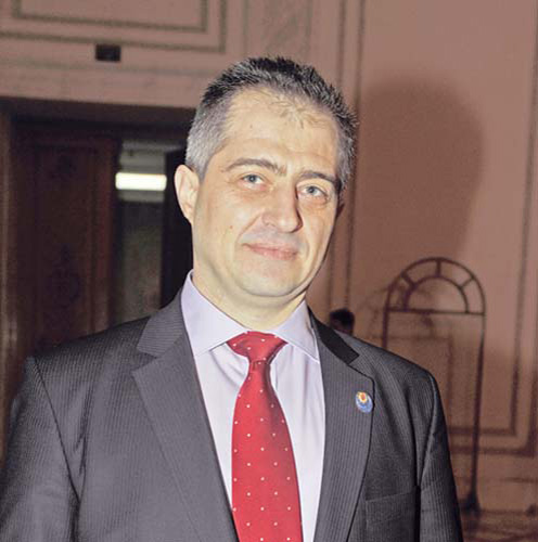 Alesii se bat in proiecte populiste