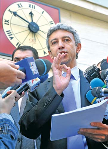 Circul continua! Diaconescu a adus banii pe hartie pentru Oltchim!