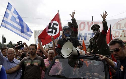 Merkel, salutata de „nazisti” la Atena