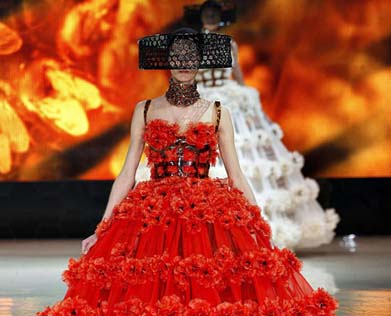 Alexander McQueen vrea pe Amazon