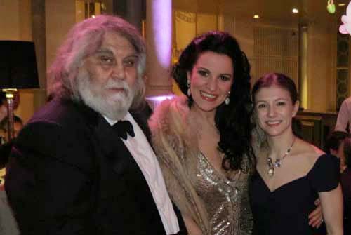 Cum a sarbatorit-o Angela Gheorghiu pe regina Marii Britanii!
