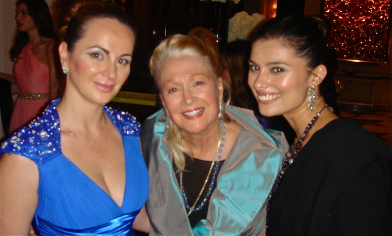 Delia Antal, pe covorul roz alaturi de Monica Gabor si de un print