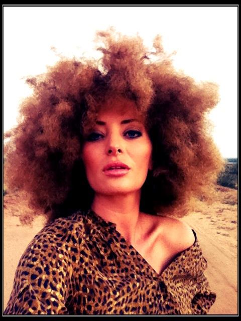 Uite noul clip al Deliei, „Africana”, filmat in luna de miere – VIDEO