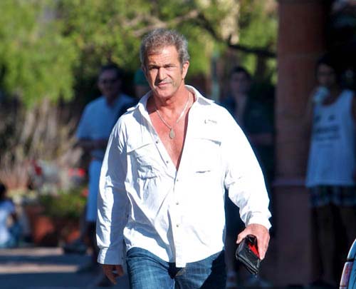 Mel Gibson s-a cuplat cu dublura lui Jennifer Aniston