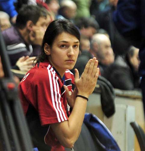 Cristina Neagu a tras de fiare: 750 de ore pentru revenirea pe teren
