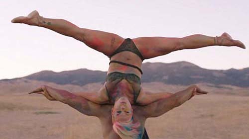 Pink se tine de acrobatii in lenjerie intima