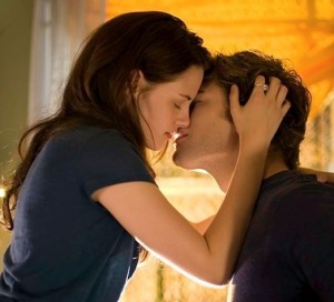 robert-pattinson-and-kristen-stewart-kissing - Ziarul National