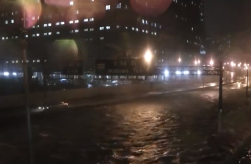 Uraganul Sandy face ravagii in America: Cel putin 15 morti si inundatii devastatoare- VIDEO