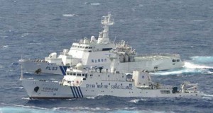 A Chinese marine surveillance cruises next to a Japan Coast Guard patrol ship in the East China Sea, known as the Senkaku isles in Japan and Diaoyu islands in China - Ziarul National