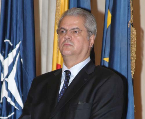 Nastase, mai bine bate-ti cuie-n cap!