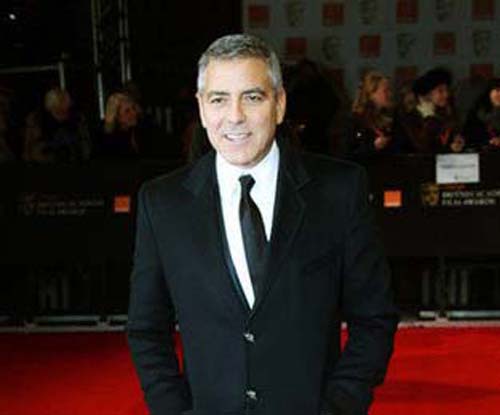 Brad Pitt si Jennifer Aniston se bat pe George Clooney