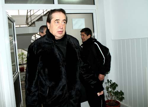 Miliardarul Niculae, implorat de fani sa impiedice scufundarea planetei