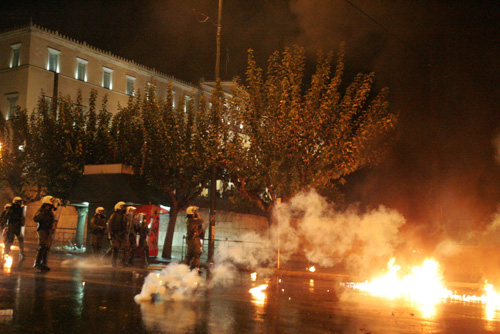 Grecia taie salariile si pensiile, grecii iau foc la propriu